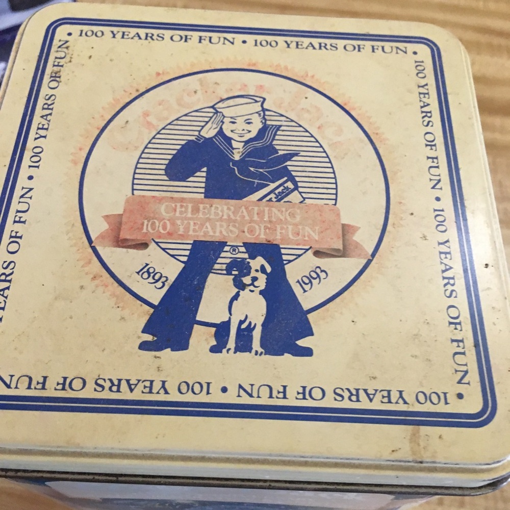 Cracker jacks tin